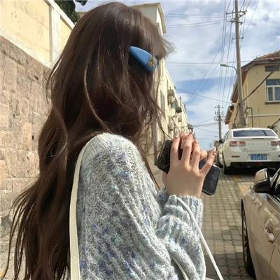 出墙红杏两家春
